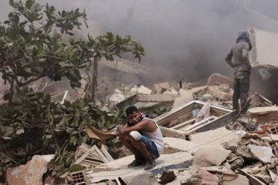 Các đội cứu hộ 'chạy đua' tìm người mắc kẹt sau trận động đất ở Venezuela