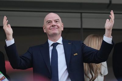 Chủ tịch FIFA 'phân thân' xem 2 trận World Cup cùng giờ bằng cách nào?