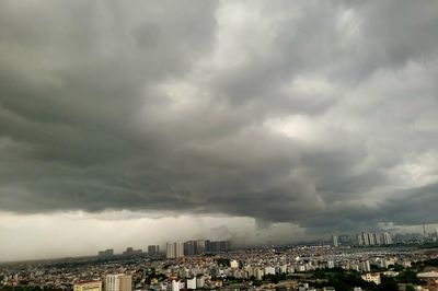 Hà Nội mưa dông giờ cao điểm, đề phòng lốc, sét và mưa đá
