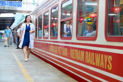 Chuyến tàu đặc biệt chở hơn 1.200 y bác sĩ Bệnh viện Bạch Mai lăn bánh