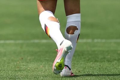 Vì sao cầu thủ World Cup 2026 đua nhau dùng tất rách?
