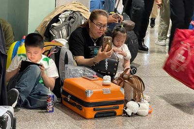 Chậm chuyến bay vài tiếng, hãng nên vừa hoàn tiền vừa 'đền' vé mới