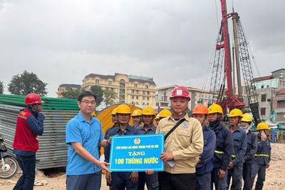 Chủ tịch Liên đoàn Lao động TP Hà Nội tặng nước uống động viên công nhân trên công trường cầu Trần Hưng Đạo