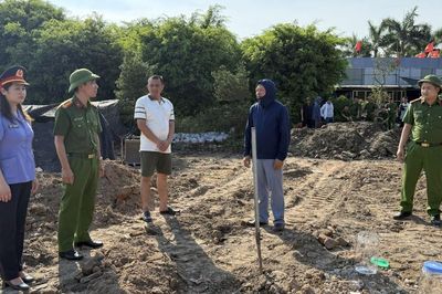 Đổ trái phép 177 tấn chất thải để san lấp mặt bằng, 2 người ở Ninh Bình bị khởi tố