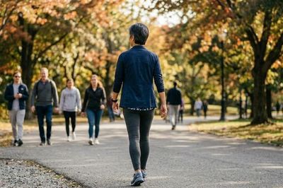 Đi bộ lùi có tốt cho khớp gối sau tuổi 50?