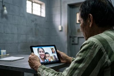 Từ 1/7, phạm nhân được gọi video call về nhà mỗi tháng 10 phút
