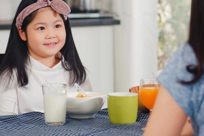 Cho trẻ nhỏ uống chung trà, cà phê: Thói quen nuông chiều tai hại