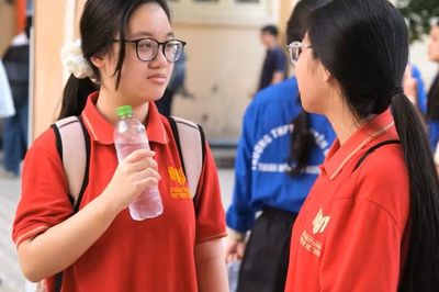 Liên tiếp các trường THPT chuyên hạ điểm chuẩn lớp 10