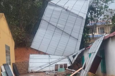 Nhiều địa phương miền Bắc thiệt hại nặng do dông lốc mạnh kèm sét đánh