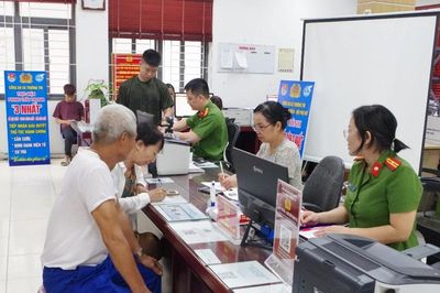 Lan tỏa phong trào Ba nhất với mô hình 'Quét mã QR - Chấm điểm công vụ'