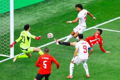 Bỉ và Ai Cập đi tiếp, Iran chờ vé vớt