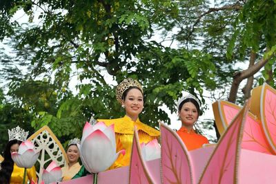 Hơn 2.000 người cùng nhau tạo đóa sen khổng lồ giữa lòng Hà Nội