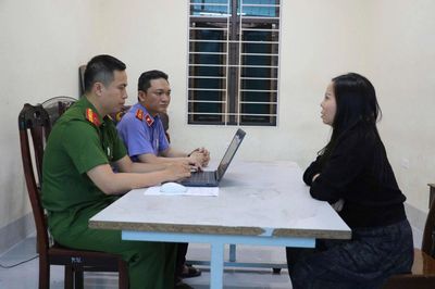 Khởi tố 1 phụ nữ và 2 người đàn ông đổ chất bẩn vào cửa hàng quần áo