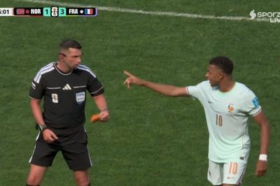 Khoảnh khắc Mbappe 'chỉ đạo' trọng tài gây bão mạng