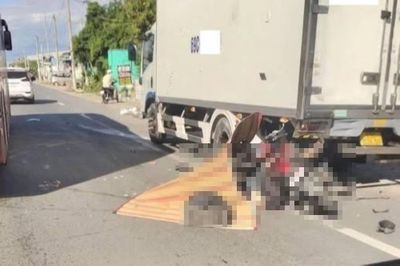 Va chạm ôtô tải đậu ven đường, hai vợ chồng bị xe container cán tử vong