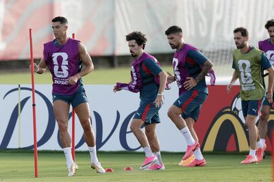 Khoảnh khắc Ronaldo dạy dỗ đàn em trên sân tập