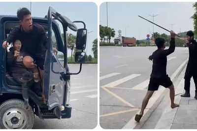 Người đàn ông dùng tuýp sắt đánh tài xế ôtô