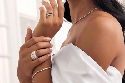 Kem chống nắng có gây hại cho nhẫn cưới?