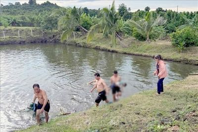 Hai cháu nhỏ đuối nước thương tâm trong ao gần nhà