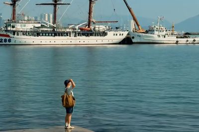 Xếp hàng chụp ảnh tại bến tàu 'view triệu đô' ở Nha Trang