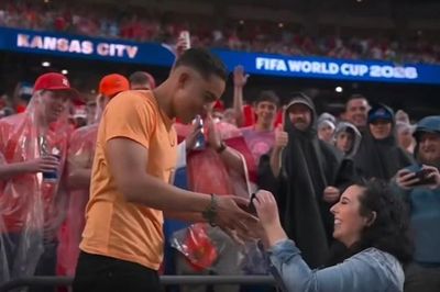 Màn cầu hôn bất ngờ giữa khán đài World Cup khiến cả sân vỡ òa