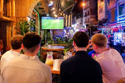 Mùa quán ăn, cà phê 'hốt bạc' nhờ World Cup