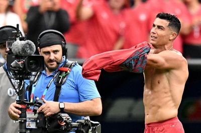 'Cơ bắp Ronaldo như đàn ông tuổi 30'