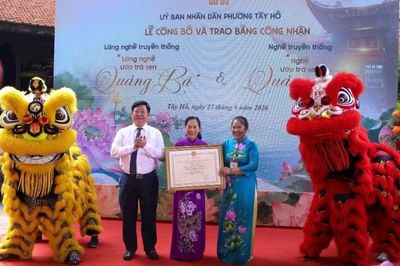 Phường Tây Hồ đón nhận Bằng công nhận Làng nghề ướp trà sen