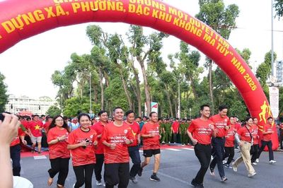 [Ảnh] Hàng nghìn người dân tham gia chạy bộ hưởng ứng 'Chung một quyết tâm xây dựng xã, phường, đặc khu không ma túy'