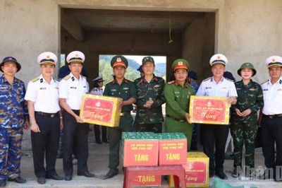 Vùng 3 Hải quân động viên cán bộ, chiến sĩ đang xây dựng trường học tại khu vực biên giới
