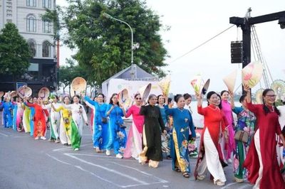 Lễ hội Sen Hà Nội 2026 ghi kỷ lục về số người diễu hành trong trang phục áo dài họa tiết hoa sen