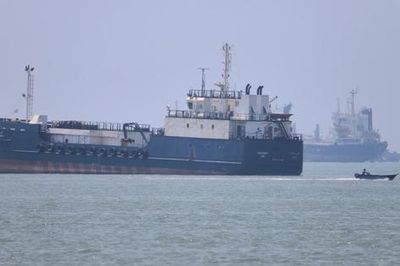 Nỗ lực sơ tán tàu khỏi Vịnh Ba Tư gặp thử thách