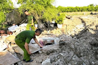Hai người đàn ông đổ 177 tấn chất thải rắn lấp hàng trăm m2 đất công