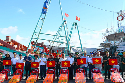 Vùng Cảnh sát biển 3 tuyên truyền pháp luật, đồng hành với ngư dân TP Hồ Chí Minh