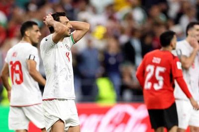 VAR tước chiến thắng trước Ai Cập, Iran nín thở chờ vé vớt