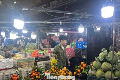 Lý do giá trái cây mùa hè ở TPHCM... rẻ 'sập sàn'
