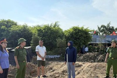 Khởi tố 2 người đổ tự ý san lấp đất công
