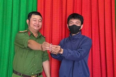 Người đàn ông đánh rơi nhẫn kim cương gần 100 triệu tại siêu thị ở Lâm Đồng
