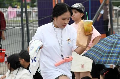 Khán giả xếp hàng, đội nắng check-in concert Thanh xuân dù chưa mở cổng