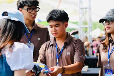 Dòng người đổ về concert Thanh xuân, ban tổ chức làm việc hết công suất