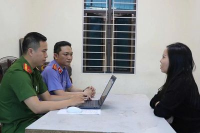 Khởi tố 3 đối tượng ném chất bẩn vào cửa hàng quần áo để 'dằn mặt'