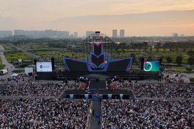 Biển người chờ đón concert Thanh xuân