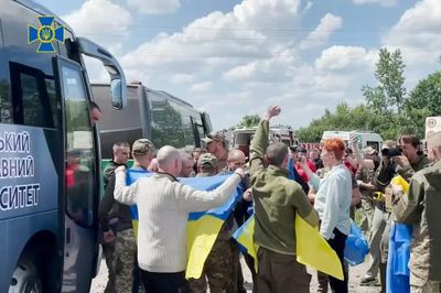 Ukraine nhận lại hàng trăm tù binh, Nga chặn cuộc phản công ở Donetsk