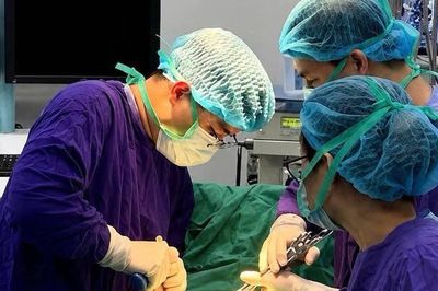 Đau lưng âm ỉ, người phụ nữ dần bị liệt chân