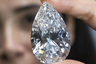 Đế chế kim cương rung chuyển: Những viên đá quý và cái giá bằng sinh mạng