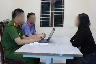 Ném chất bẩn vào cửa hàng quần áo để dằn mặt chủ tiệm