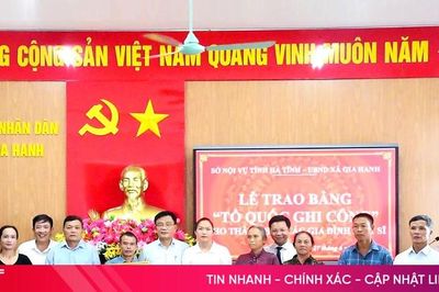 Trao Bằng 'Tổ quốc ghi công' cho thân nhân 16 liệt sĩ