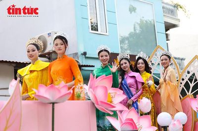 2.000 người mặc áo dài họa tiết sen, xếp hình biểu tượng 'SEN 2026'