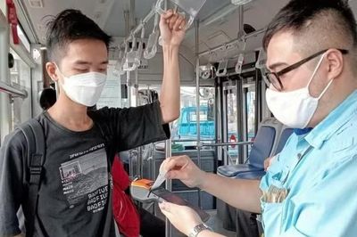 Hàng triệu người đi xe buýt cần lưu ý: Từ 1/7 sẽ có thêm một thao tác bắt buộc