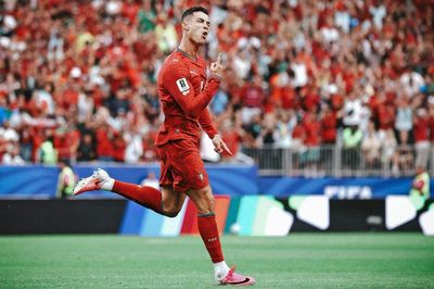 Ronaldo đón tin vui về tình hình của Messi
